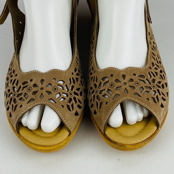 Womens 42 US 10.5-11 Spring Step Wedge Heel Sandals Tan Leather Floral Cutout - Picture 3 of 8